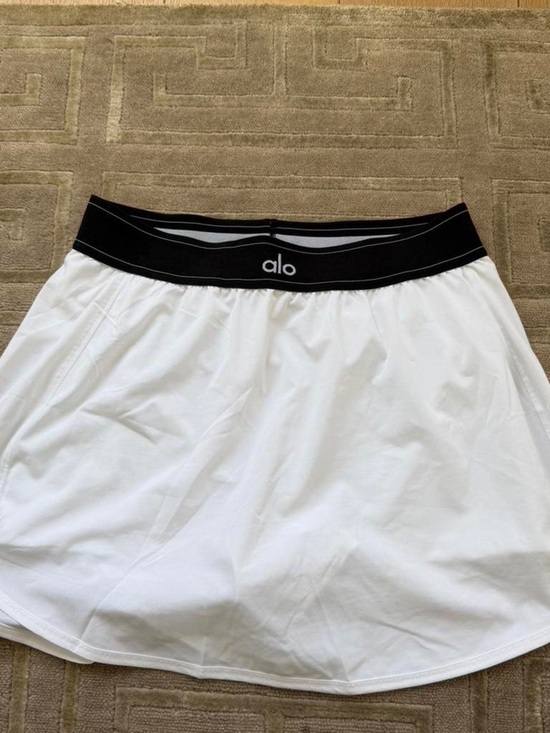 Meet the Posher Dresses & Skirts - ALO Yoga White Mini Skort with Black Waistband